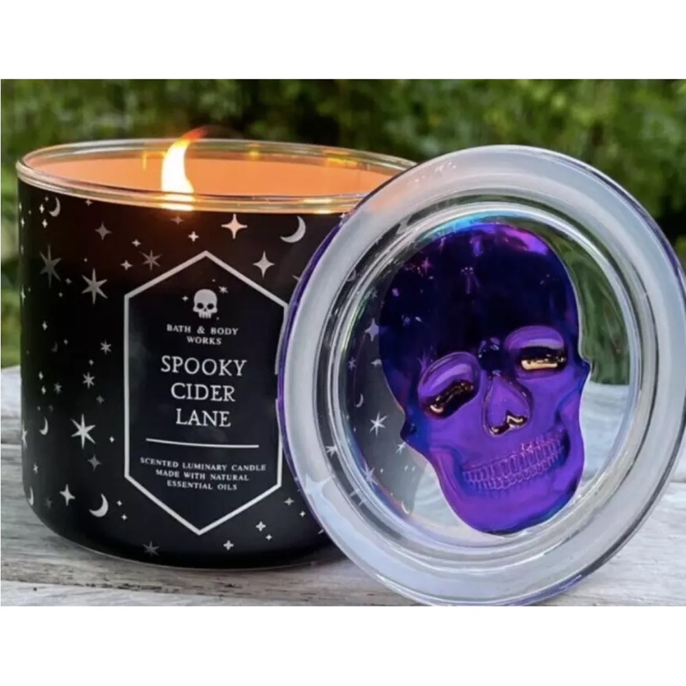Bath & Body Works Halloween Spooky Cider Lane Candle with Skull